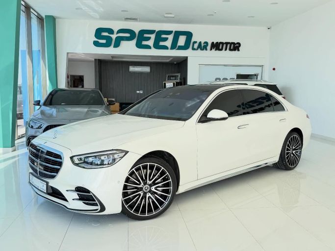 Подержанный Mercedes-Benz S-Class 580 4MATIC VII (W223), 4.0 л, 2023 в Абу-Даби от Speed Car Motors Белый цвет. GCC | AUTO.AE