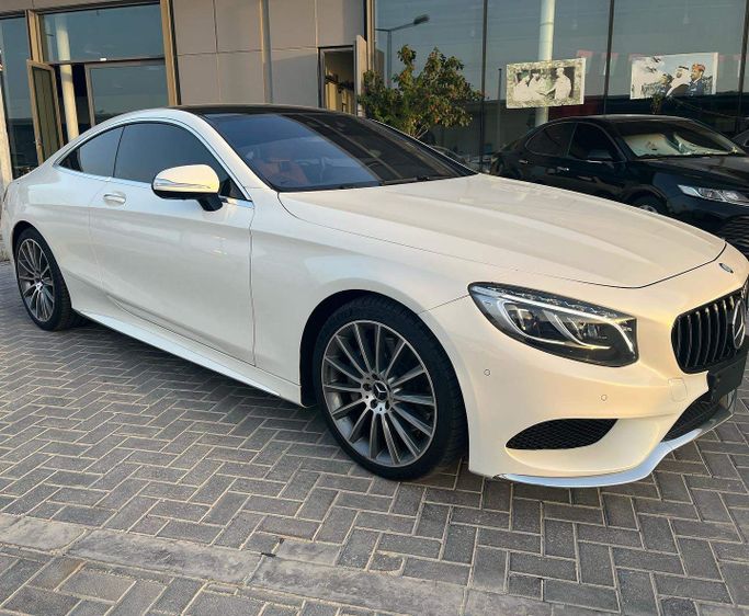 Подержанный Mercedes-Benz S-Class 500 VI (W222, C217), 4.7 л, 2015 в Абу-Даби от Golden coast automobile showroom Белый цвет. GCC | AUTO.AE