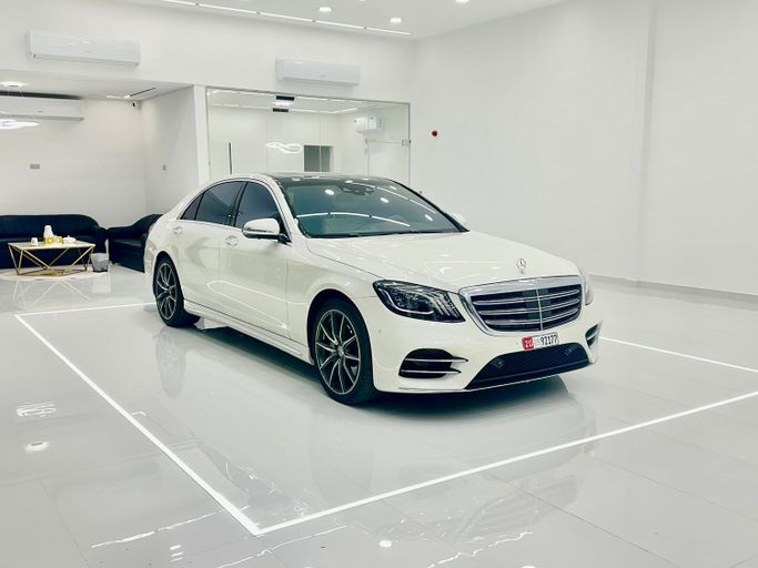Used Mercedes-Benz S-Class 560 VI (W222, C217) Facelift, 4.0 l, 2017 in Abu Dhabi by Rageh Motors, White color. American Specs | AUTO.AE