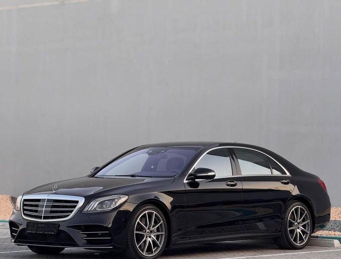 Used Mercedes-Benz S-Class 560 VI (W222, C217) Facelift, 4.0 l, 2018 in Abu Dhabi by Deals On Wheels Motors Cars Showroom, Black color. GCC Specs | AUTO.AE | Listing #270310