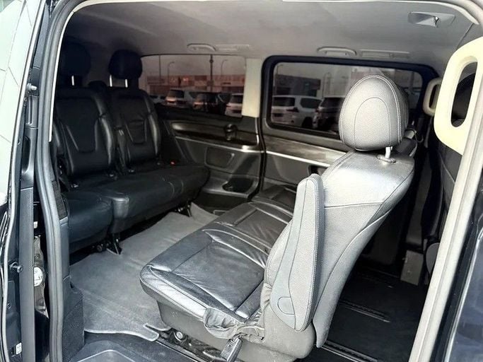 Подержанный Mercedes-Benz V-Class 250 III (W447) Рестайлинг, 2.0 л, 2022 в Абу-Даби от Al Bayan Motors Черный цвет. GCC | AUTO.AE