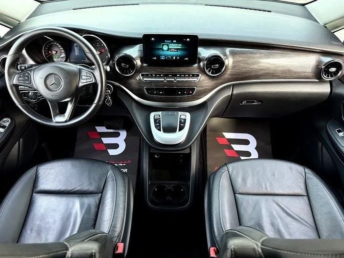 Подержанный Mercedes-Benz V-Class 250 III (W447) Рестайлинг, 2.0 л, 2022 в Абу-Даби от Al Bayan Motors Черный цвет. GCC | AUTO.AE