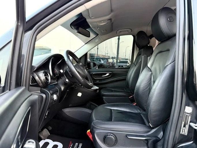 Подержанный Mercedes-Benz V-Class 250 III (W447) Рестайлинг, 2.0 л, 2022 в Абу-Даби от Al Bayan Motors Черный цвет. GCC | AUTO.AE