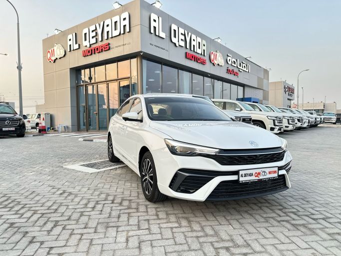 Подержанный MG 5 II Рестайлинг, 1.5 л, 2025 в Абу-Даби Белый цвет. GCC | AUTO.AE