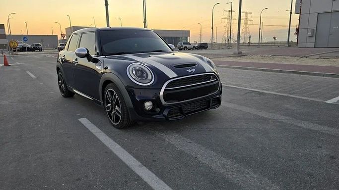 Подержанный MINI Hatch Cooper S III (F55/F56), 2.0 л, 2017 в Абу-Даби от Bin Faraj Automobile Showroom Синий цвет. GCC | AUTO.AE