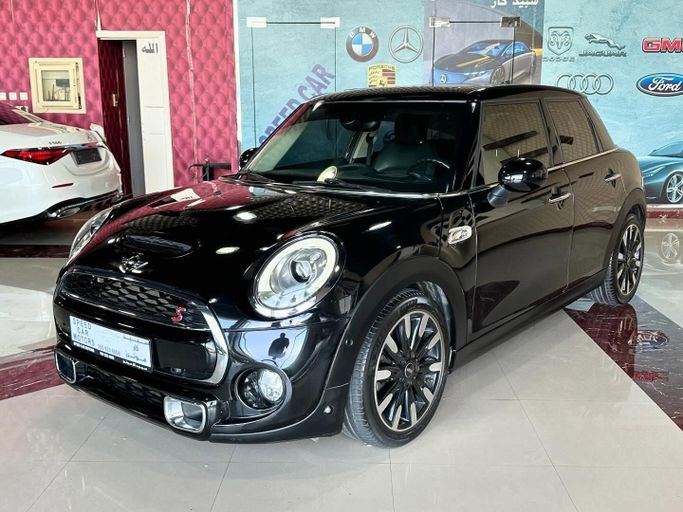 Used MINI Hatch Cooper S III (F55/F56), 2.0 l, 2017 in Abu Dhabi by Speed Car Motors, Black color.  | AUTO.AE