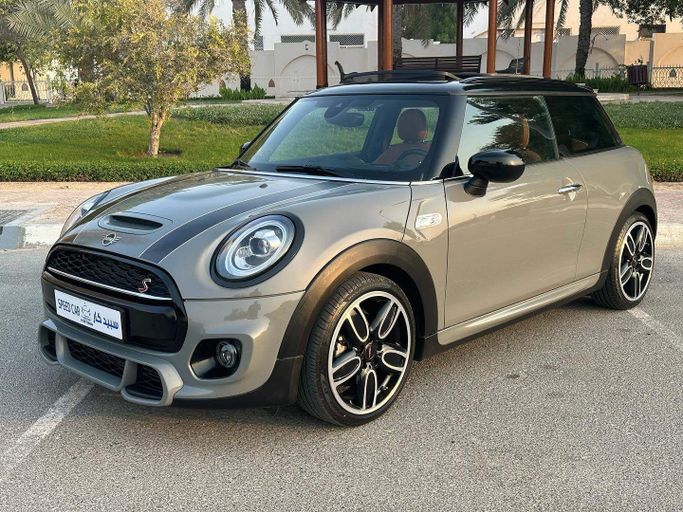 Used MINI Hatch Cooper S III (F55/F56) Facelift, 2.0 l, 2021 in Abu Dhabi by Speed Car Motors, Grey color.  | AUTO.AE