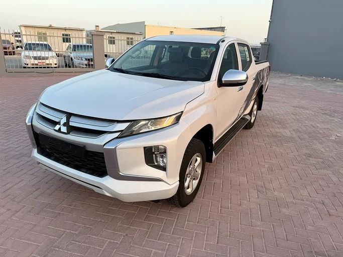 Used Mitsubishi L200 V Facelift, 2.4 l, 2020 in Abu Dhabi by Al Asad Automobile Showroom, White color. GCC Specs | AUTO.AE