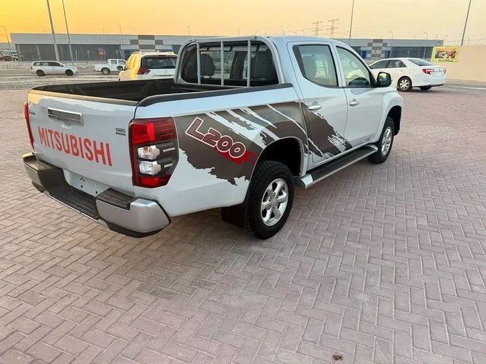 Used Mitsubishi L200 V Facelift, 2.4 l, 2020 in Abu Dhabi by Al Asad Automobile Showroom, White color. GCC Specs | AUTO.AE