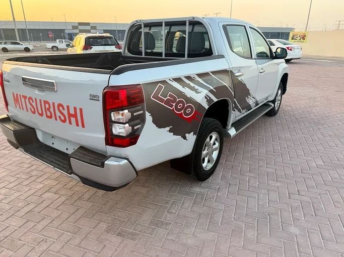 Used Mitsubishi L200 V Facelift, 2.4 l, 2020 in Abu Dhabi by Al Asad Automobile Showroom, White color. GCC Specs | AUTO.AE