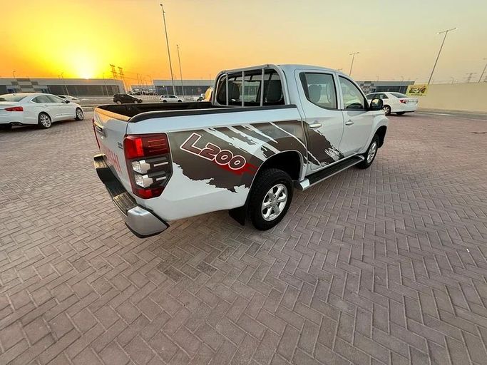 Used Mitsubishi L200 V Facelift, 2.4 l, 2020 in Abu Dhabi by Al Asad Automobile Showroom, White color. GCC Specs | AUTO.AE