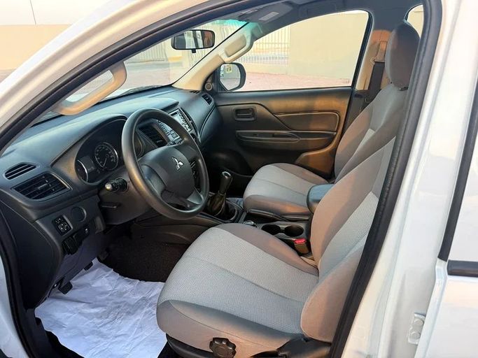 Used Mitsubishi L200 V Facelift, 2.4 l, 2020 in Abu Dhabi by Al Asad Automobile Showroom, White color. GCC Specs | AUTO.AE