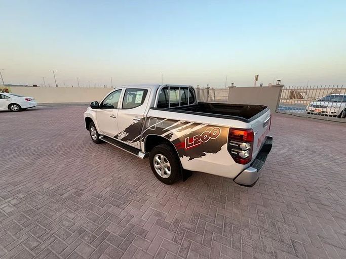 Used Mitsubishi L200 V Facelift, 2.4 l, 2020 in Abu Dhabi by Al Asad Automobile Showroom, White color. GCC Specs | AUTO.AE