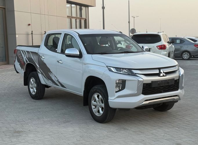 Used Mitsubishi L200 V Facelift, 2.4 l, 2020 in Abu Dhabi by Al Laith Cars Showroom, White color. GCC Specs | AUTO.AE