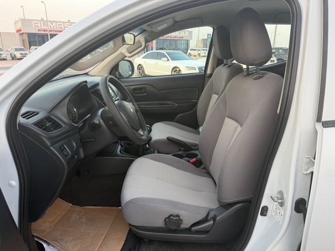 Used Mitsubishi L200 V Facelift, 2.4 l, 2020 in Abu Dhabi by Al Laith Cars Showroom, White color. GCC Specs | AUTO.AE