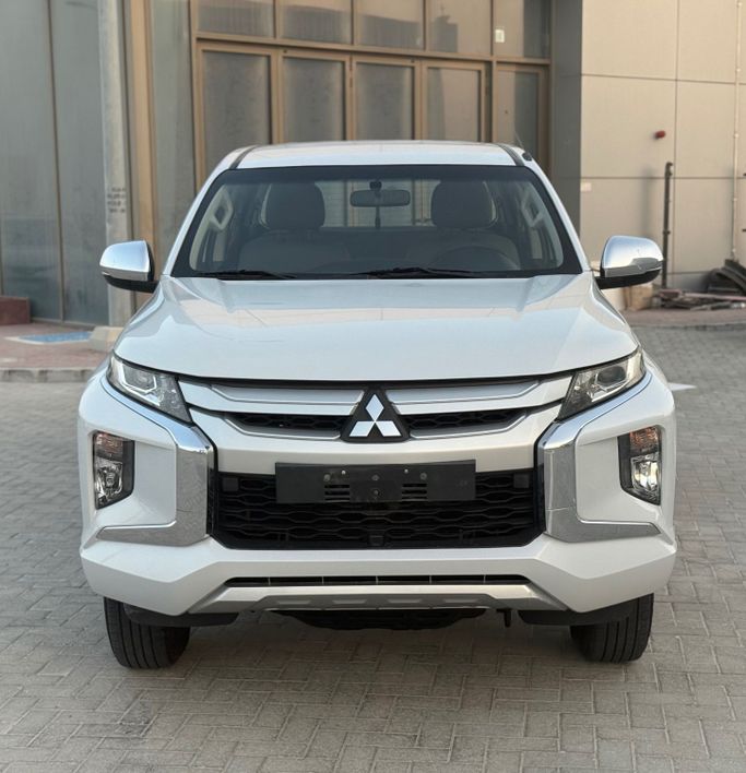 Used Mitsubishi L200 V Facelift, 2.4 l, 2020 in Abu Dhabi by Al Laith Cars Showroom, White color. GCC Specs | AUTO.AE