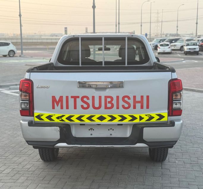 Used Mitsubishi L200 V Facelift, 2.4 l, 2020 in Abu Dhabi by Al Laith Cars Showroom, White color. GCC Specs | AUTO.AE