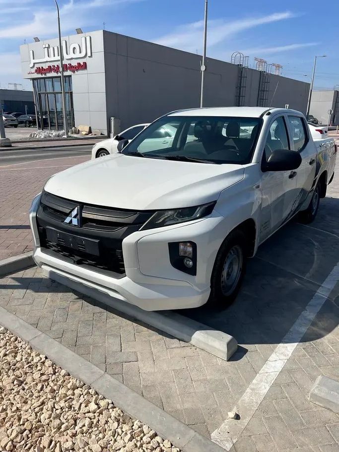 Used Mitsubishi L200 V Facelift, 2.4 l, 2021 in Abu Dhabi by Smart Motors Car Trading, White color. GCC Specs | AUTO.AE