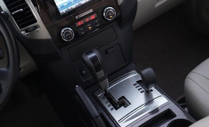 مستعملة Mitsubishi Pajero عملية شد الوجه IV 2, 3.8 l, 2020 في في أبو ظبي من Advantage Motors، اللون أبيض. مواصفات الخليج | AUTO.AE