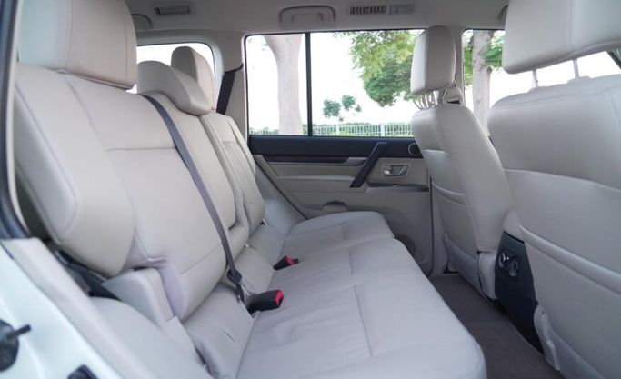 مستعملة Mitsubishi Pajero عملية شد الوجه IV 2, 3.8 l, 2020 في في أبو ظبي من Advantage Motors، اللون أبيض. مواصفات الخليج | AUTO.AE