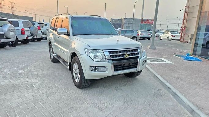 Подержанный Mitsubishi Pajero IV Рестайлинг 2, 3.0 л, 2019 в Абу-Даби от Bin Faraj Automobile Showroom Белый цвет. GCC | AUTO.AE