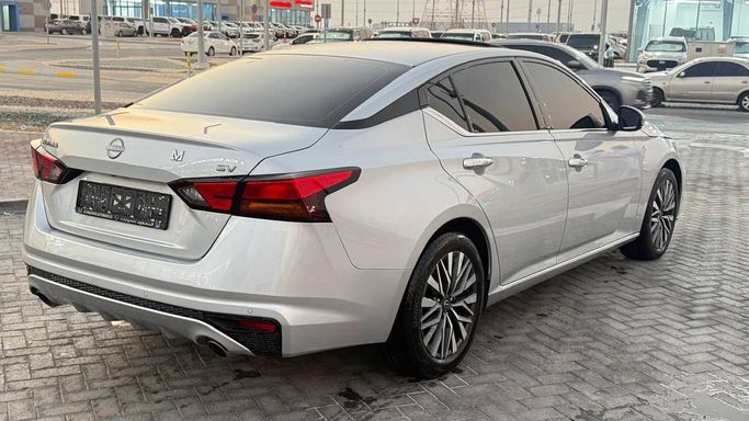 Подержанный Nissan Altima VI (L34) Рестайлинг, 2.5 л, 2023 в Абу-Даби от Black Edition Motors Серебристый цвет. GCC | AUTO.AE
