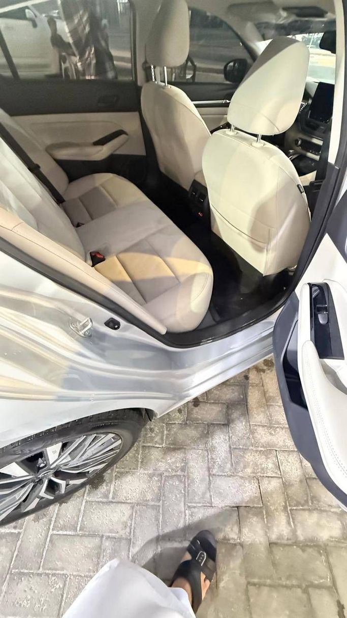 Подержанный Nissan Altima VI (L34) Рестайлинг, 2.5 л, 2023 в Абу-Даби от Black Edition Motors Серебристый цвет. GCC | AUTO.AE