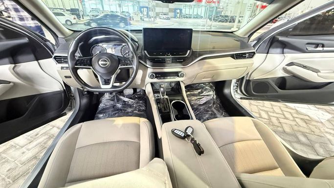 Подержанный Nissan Altima VI (L34) Рестайлинг, 2.5 л, 2023 в Абу-Даби от Black Edition Motors Серебристый цвет. GCC | AUTO.AE