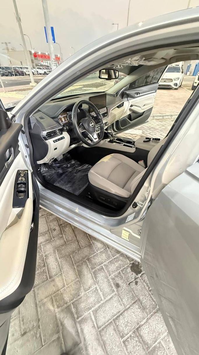 Подержанный Nissan Altima VI (L34) Рестайлинг, 2.5 л, 2023 в Абу-Даби от Black Edition Motors Серебристый цвет. GCC | AUTO.AE