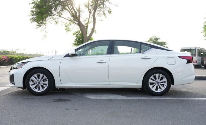 Used Nissan Altima VI (L34) Facelift, 2.5 l, 2023 in Abu Dhabi by Advantage Motors, White color. GCC Specs | AUTO.AE