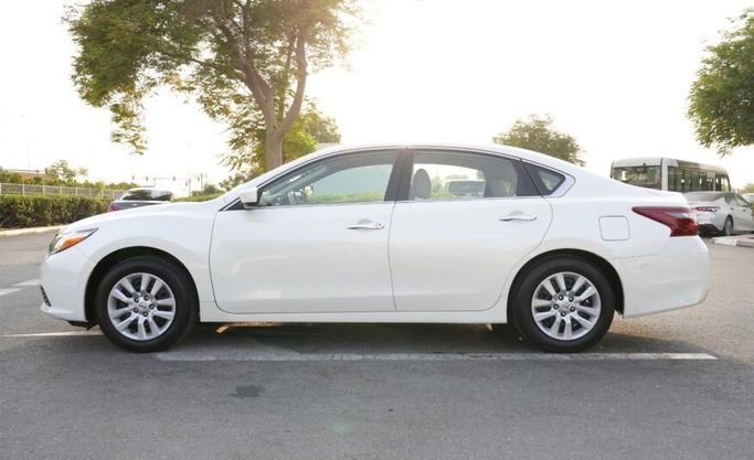 مستعملة Nissan Altima عملية شد الوجه V (L33), 2.5 l, 2018 في في أبو ظبي من Advantage Motors، اللون أبيض. مواصفات الخليج | AUTO.AE