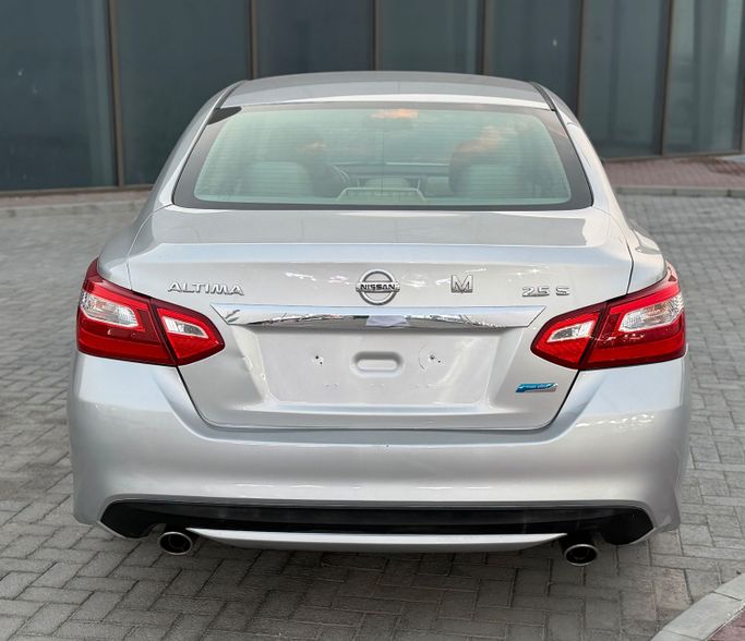 New Nissan Altima V (L33) Facelift, 2.5 l, 2017 in Abu Dhabi by Al Laith Cars Showroom, Silver color. GCC Specs | AUTO.AE