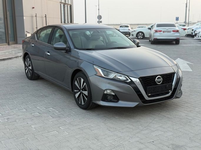 Used Nissan Altima VI (L34), 2.5 l, 2021 in Abu Dhabi by Al Laith Cars Showroom, Grey color. GCC Specs | AUTO.AE