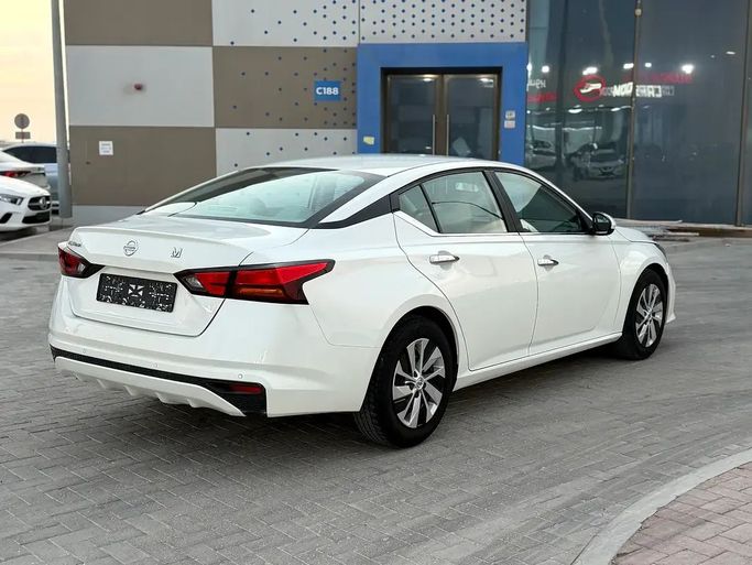Подержанный Nissan Altima VI (L34), 2.5 л, 2022 в Абу-Даби от Al Laith Cars Showroom Белый цвет. GCC | AUTO.AE