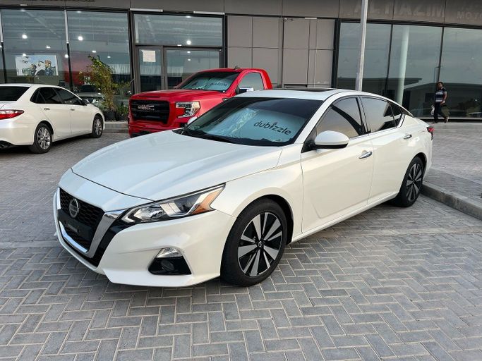 Used Nissan Altima VI (L34), 2.5 l, 2020 in Abu Dhabi by Golden coast automobile showroom, White color. GCC Specs | AUTO.AE