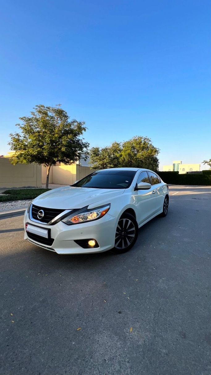 مستعملة Nissan Altima عملية فيس ليفت V (L33), 2.5 l, 2017 في في أبو ظبي، اللون أبيض. مواصفات الخليج | AUTO.AE