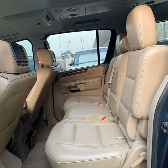 Подержанный Nissan Armada I Рестайлинг, 5.6 л, 2014 в Абу-Даби от Al Fajr Automobile showroom Синий цвет. GCC | AUTO.AE