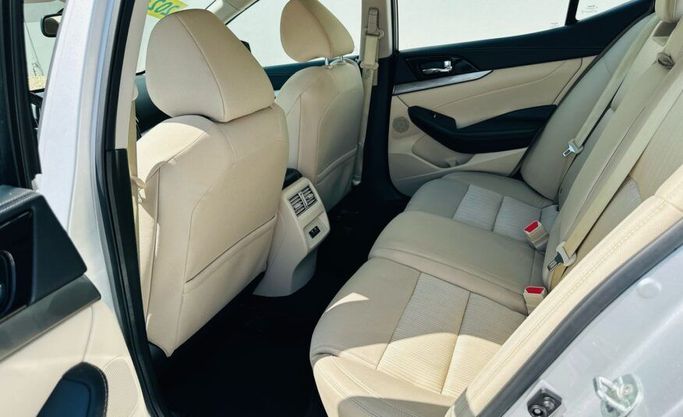 Подержанный Nissan Maxima VIII (A36) Рестайлинг, 3.5 л, 2023 в Абу-Даби от Advantage Motors Серебристый цвет. GCC | AUTO.AE