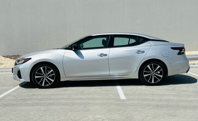 Подержанный Nissan Maxima VIII (A36) Рестайлинг, 3.5 л, 2023 в Абу-Даби от Advantage Motors Серебристый цвет. GCC | AUTO.AE
