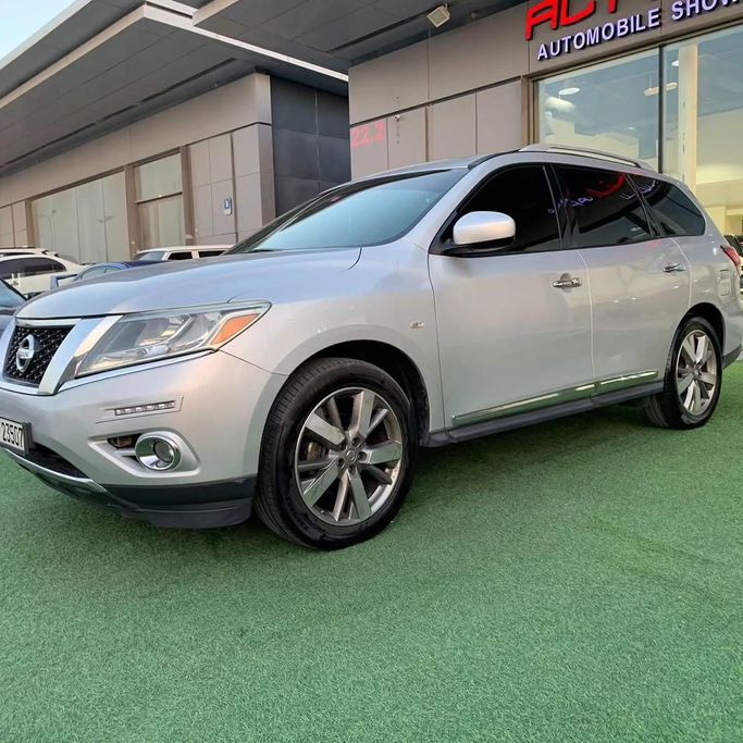 Подержанный Nissan Pathfinder IV, 3.5 л, 2014 в Абу-Даби от Al Fajr Automobile showroom Серебристый цвет. GCC | AUTO.AE