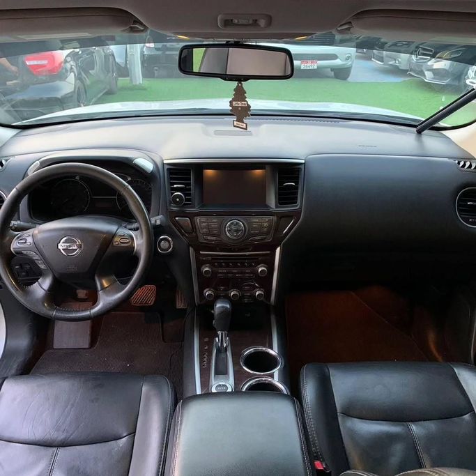 Подержанный Nissan Pathfinder IV, 3.5 л, 2014 в Абу-Даби от Al Fajr Automobile showroom Серебристый цвет. GCC | AUTO.AE