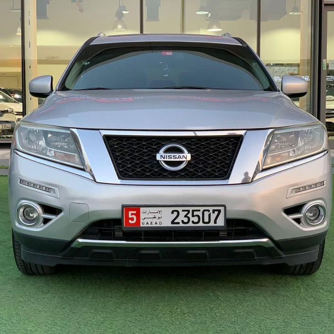 Подержанный Nissan Pathfinder IV, 3.5 л, 2014 в Абу-Даби от Al Fajr Automobile showroom Серебристый цвет. GCC | AUTO.AE