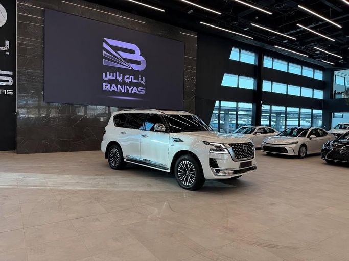 Подержанный Nissan Patrol VI (Y62) Рестайлинг 2, 5.6 л, 2023 в Абу-Даби от Baniyas Cars Abu Dhabi Белый цвет. GCC | AUTO.AE