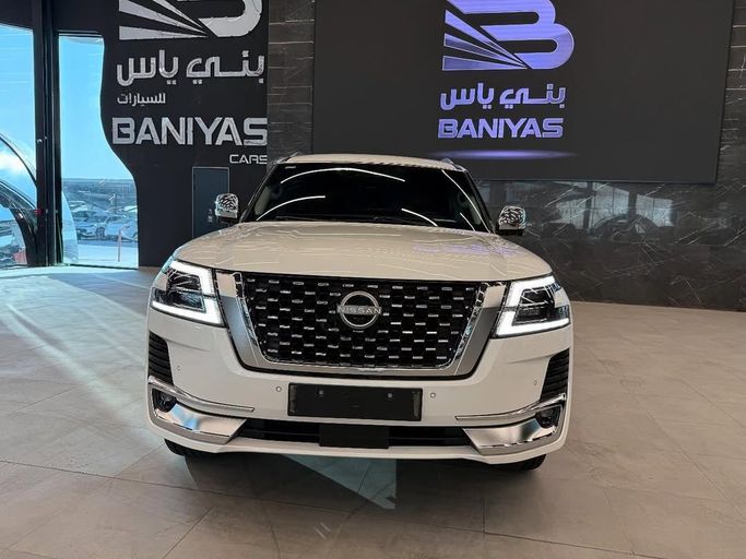 Подержанный Nissan Patrol VI (Y62) Рестайлинг 2, 5.6 л, 2023 в Абу-Даби от Baniyas Cars Abu Dhabi Белый цвет. GCC | AUTO.AE