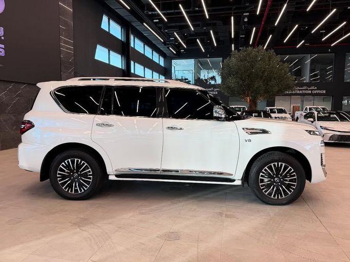 Подержанный Nissan Patrol VI (Y62) Рестайлинг 2, 5.6 л, 2023 в Абу-Даби от Baniyas Cars Abu Dhabi Белый цвет. GCC | AUTO.AE