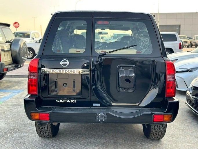 New Nissan Patrol V (Y61) Facelift, 4.8 l, 2024 in Abu Dhabi by Al Lulu Cars, Black color. GCC Specs | AUTO.AE