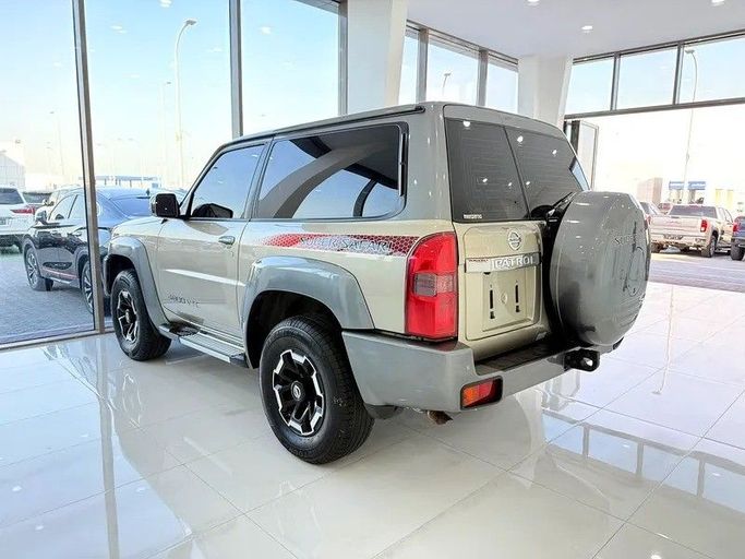 Used Nissan Patrol V (Y61) Facelift, 4.8 l, 2021 in Abu Dhabi by Al Bayan Motors, Golden color. GCC Specs | AUTO.AE