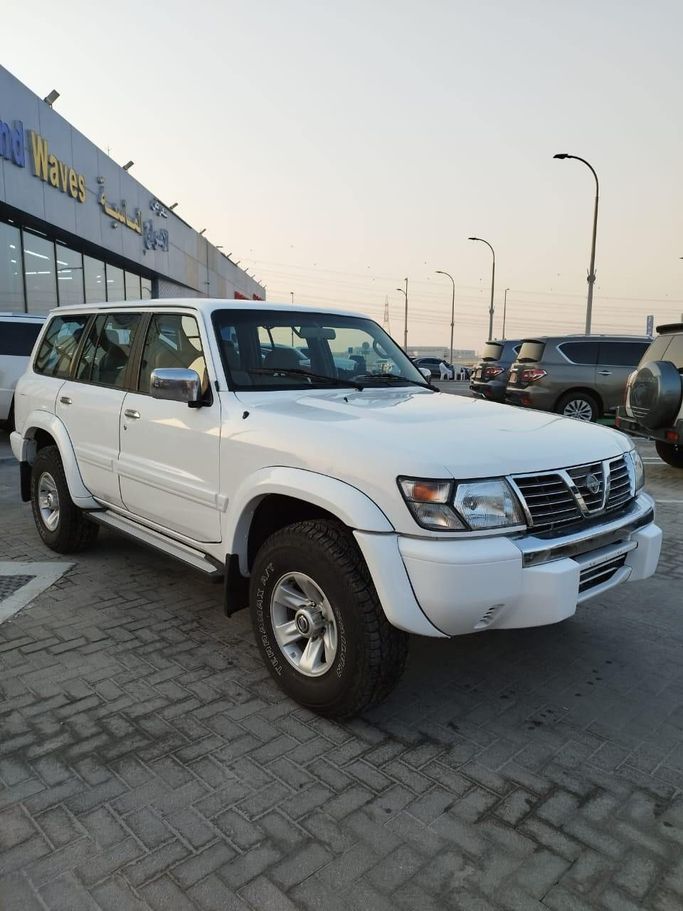 Подержанный Nissan Patrol V (Y61), 4.8 л, 2000 в Абу-Даби от Diamond Waves Motors Белый цвет. Other | AUTO.AE