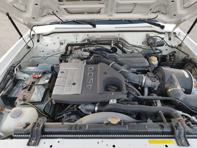 Подержанный Nissan Patrol V (Y61), 4.8 л, 2000 в Абу-Даби от Diamond Waves Motors Белый цвет. Other | AUTO.AE