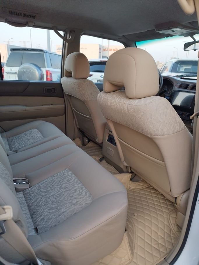 Подержанный Nissan Patrol V (Y61), 4.8 л, 2000 в Абу-Даби от Diamond Waves Motors Белый цвет. Other | AUTO.AE